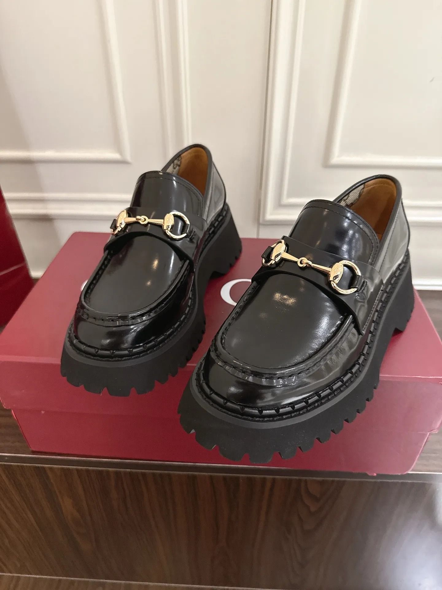 👟👟Ex-factory price 560👟👟 Gucci loafers with horsebit groove soles. As a tribute to the brand's equestrian roots, the horsebit has gone through years of baptism, integrating its rich historical heritage and modern fashion into one. Cowhide surface, sole thickness 5cm, size: 35-42# 39-46#